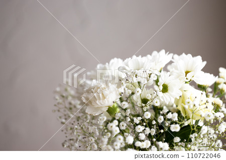 Flower arrangement based on white Flower arrangement based on white 110722046