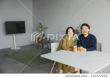 拿著杯子的針織中間夫婦 拿著杯子的針織中間夫婦 110722694