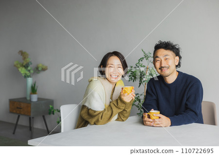 拿著杯子的針織中間夫婦 拿著杯子的針織中間夫婦 110722695