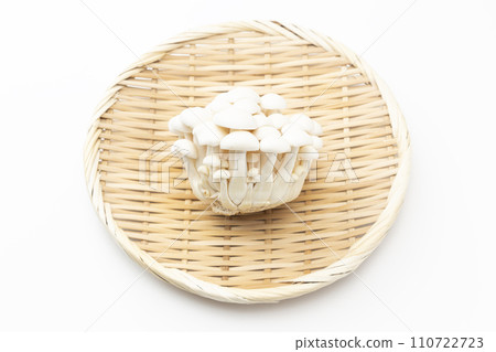 白色背景上的白色 Bunashimeji 110722723