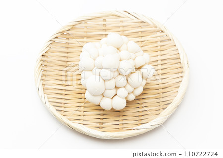 白色背景上的白色 Bunashimeji 110722724