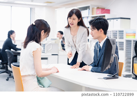 櫃檯工作人員回應顧客的困難要求 櫃檯工作人員回應顧客的困難要求 110722899