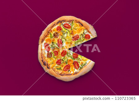 Vegetarian pizza above view minimalist on a magenta table 110723365