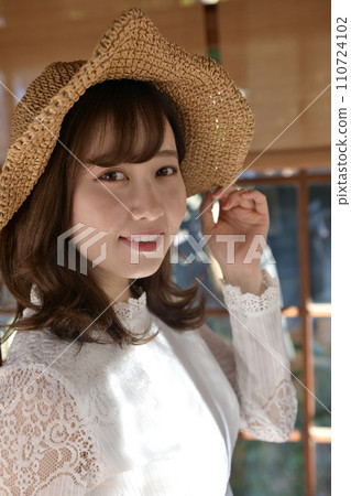 新鮮的綠色公園和戴草帽的年輕女子 110724102