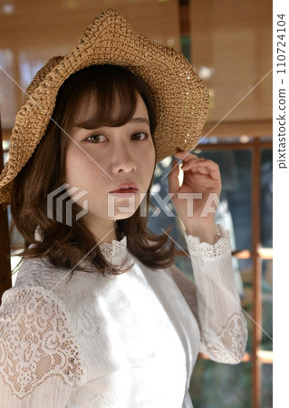 老民居日式房間裡一位年輕女子的肖像 110724104