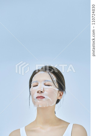 使用面膜進行皮膚護理的女性 使用面膜進行皮膚護理的女性 110724830