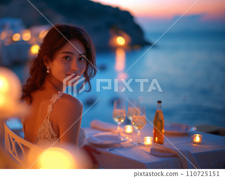 一位女士在東南亞旅行時享用美食 110725151