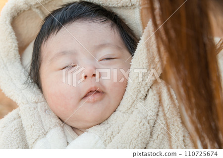 【在公園抱寶寶】 110725674