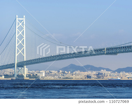 Distant view of Akashi Kaikyo Bridge, Seto Inland Sea, and Kobe City from the Awaji Island side / Akashi Kaikyo Bridge 110727069