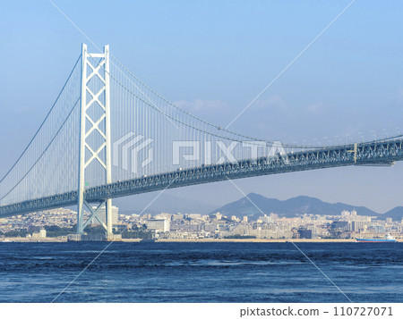Distant view of Akashi Kaikyo Bridge, Seto Inland Sea, and Kobe City from the Awaji Island side / Akashi Kaikyo Bridge 110727071
