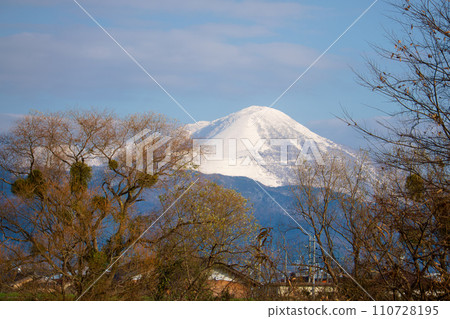 Mt. Ibuki seen from Nagahama Mt. Ibuki seen from Nagahama 110728195