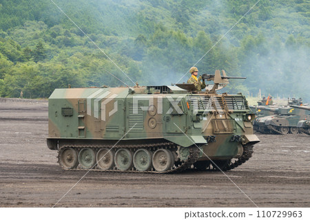 奔跑的日本陸上自衛隊87式砲側彈藥車 110729963