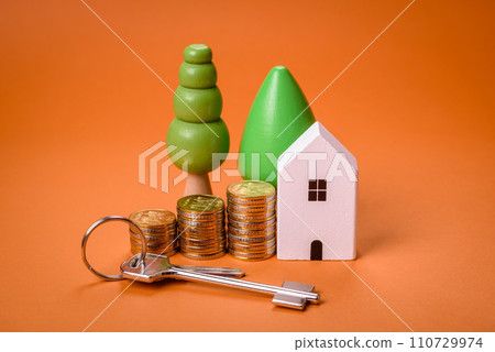 A small wooden house and keys as an idea for investing in your own home 110729974