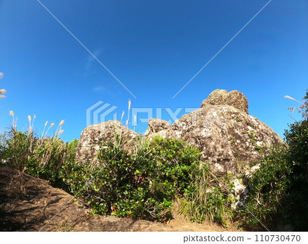 山頂上有岩石 山頂上有岩石 110730470