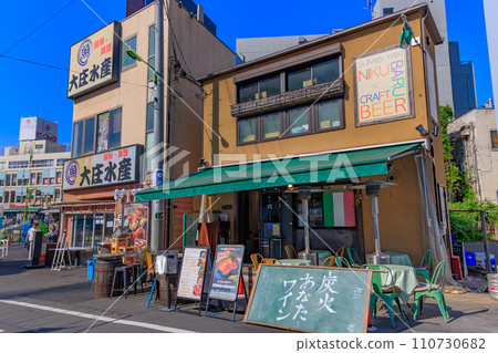 東京世田谷區下北澤車站前的都市景觀 110730682