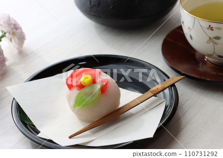 黑色圓盤上優雅的日本糖果和綠茶 黑色圓盤上優雅的日本糖果和綠茶 110731292