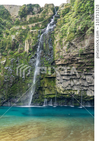 Kagoshima Prefecture/ Is less water more beautiful? Fresh green “Ogawa Falls” 110731328