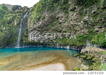 Kagoshima Prefecture/ Is less water more beautiful? Fresh green “Ogawa Falls” 110731329