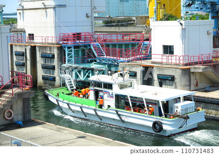 A small ship passing through the Panama Canal-style locks ``Ama Lock'', which is rare in Japan 110731483