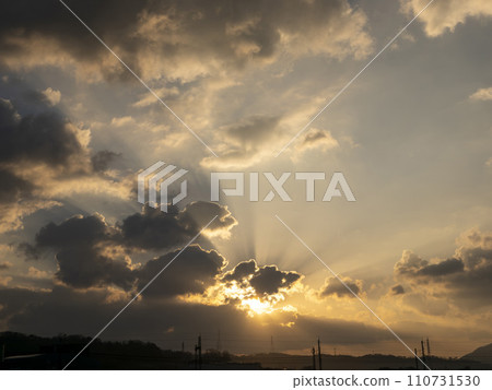 黎明時分，太陽升起時的天空 110731530