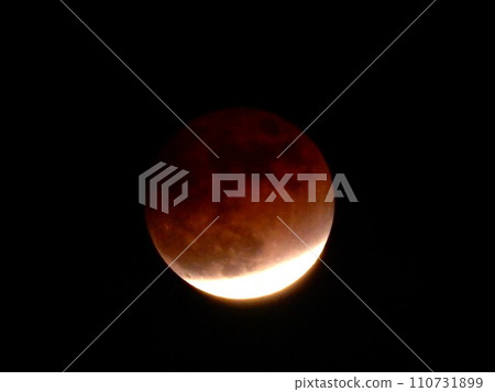 Total lunar eclipse: copper-colored moon 110731899