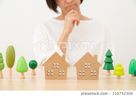 一位中年婦女擔心她的家 一位中年婦女擔心她的家 110732308