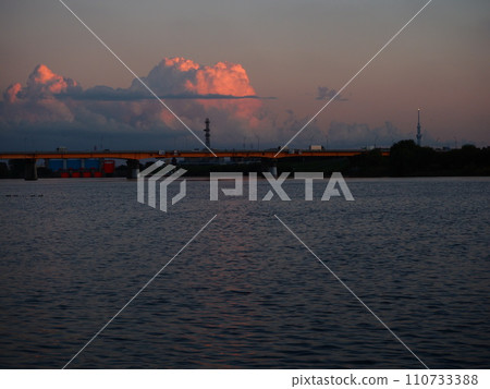 Scenery of Shin-Arakawa Ohashi Bridge dyed by the setting sun Scenery of Shin-Arakawa Ohashi Bridge dyed by the setting sun 110733388