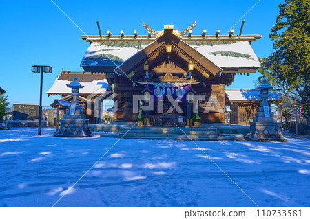 神奈川縣川崎市淺生區降雪後的高石神社建築 神奈川縣川崎市淺生區降雪後的高石神社建築 110733581