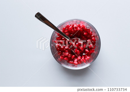 Pomegranate seeds in a glass bowl 110733734