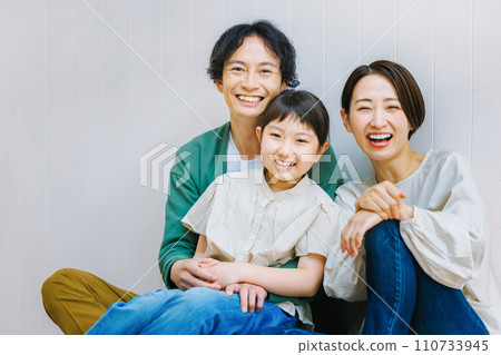 Close family sitting on the living room floor 110733945