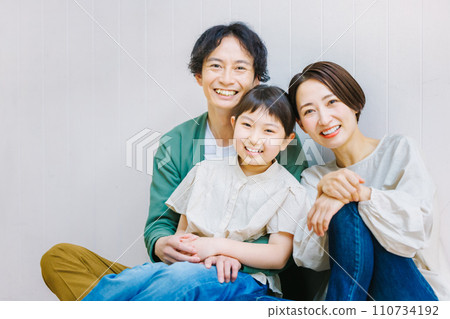 Close family sitting on the living room floor 110734192