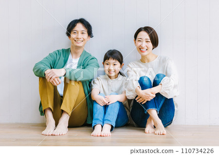 Close family sitting on the living room floor 110734226