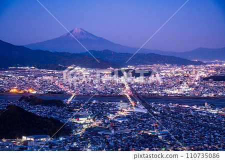 (Shizuoka Prefecture) Mt. Fuji behind the cityscape and street lights of Shizuoka City 110735086