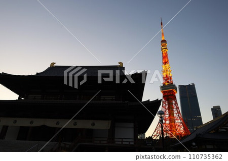 Dusk scenery of Zojoji Temple and Tokyo Tower 110735362