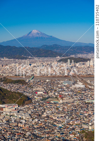 （靜岡縣）靜岡城市景觀和午後陽光下的富士山 110735402
