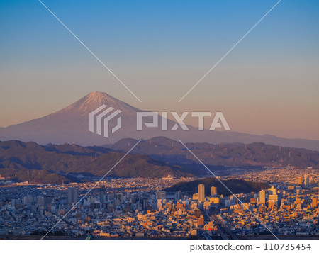 （靜岡縣）夕陽西下，建築物影子拉長的靜岡市和富士山的街景 110735454