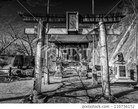 陽光明媚的日子參拜神社 陽光明媚的日子參拜神社 110736152