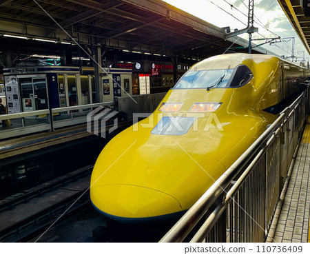 Doctor Yellow, the yellow Shinkansen that brings happiness Doctor Yellow, the yellow Shinkansen that brings happiness 110736409