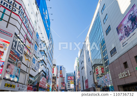《東京》秋葉原站電器街口風景 110736732