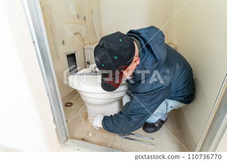 Housing renovation work: Demolition of unit bath 110736770