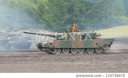 陸上自衛隊90式戰車行駛 110736878