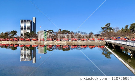 A convoy of fire engines against the blue sky (Okazaki City Fire Department First Ceremony) and a water mirror on a submersible bridge (Otogawa River Green Area/Okazaki City, Aichi Prefecture) A convoy of fire engines against the blue sky (Okazaki City Fire Department First Ceremony) and a water mirror on a submersible bridge (Otogawa River Green Area/Okazaki City, Aichi Prefecture) 110736994