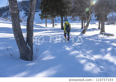 Walking in the snow with snowshoes, Kagami Oyama 110737143