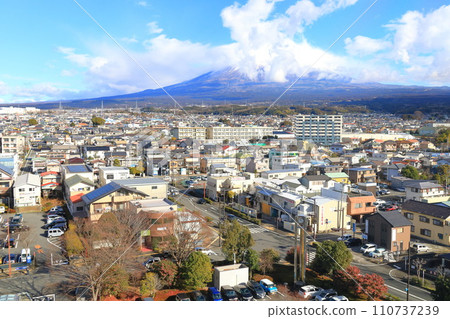 從富士宮市政廳看到的富士山的風景 從富士宮市政廳看到的富士山的風景 110737239
