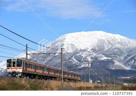 311系普通列車在東海道線行駛,背景是伊吹山 311系普通列車在東海道線行駛,背景是伊吹山 110737391