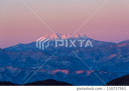 Mt. Ontake at dawn turning pink from the winter Kirigamine Plateau 110737561
