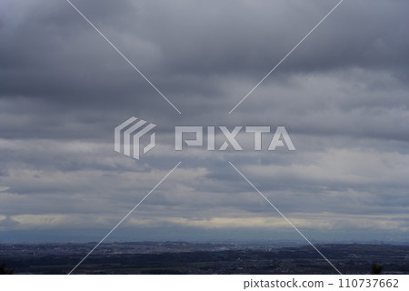 《風景/風景背景素材》陰天/多雲的天空 《風景/風景背景素材》陰天/多雲的天空 110737662