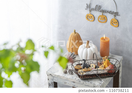 Halloween decorations and cookies 110738211