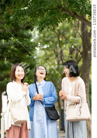 路邊聊天的女人 路邊聊天的女人 110738819
