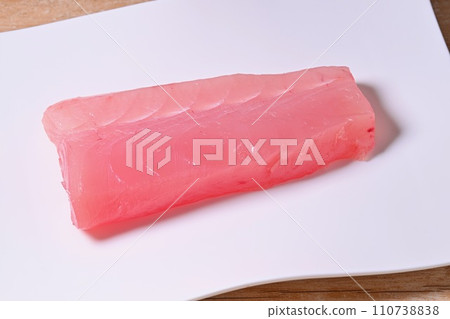 Bintoro tuna, bottle tuna, albacore tuna, fence for sashimi, for eating raw. 110738838